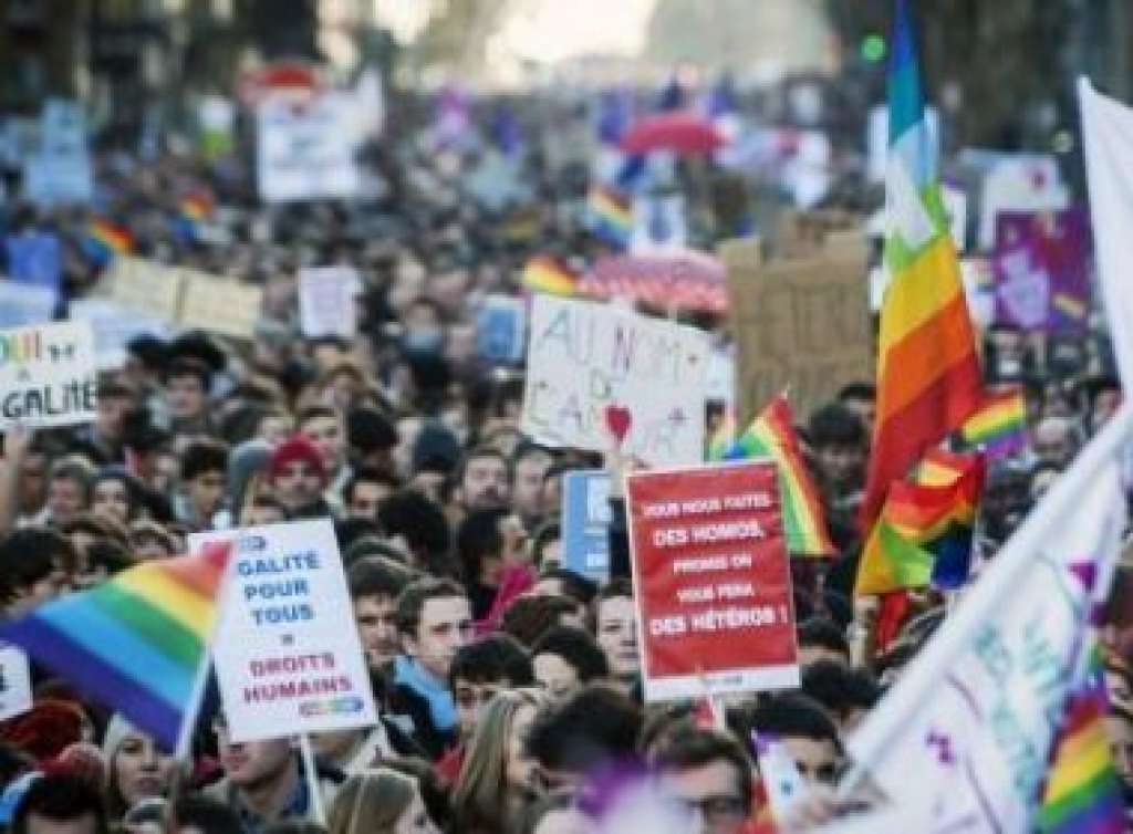 França aprova casamento gay e adoção de crianças por casais