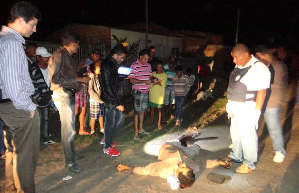 Imagens Fortes Homem Assassinado A Tiros Em Via P Blica Bahia No Ar