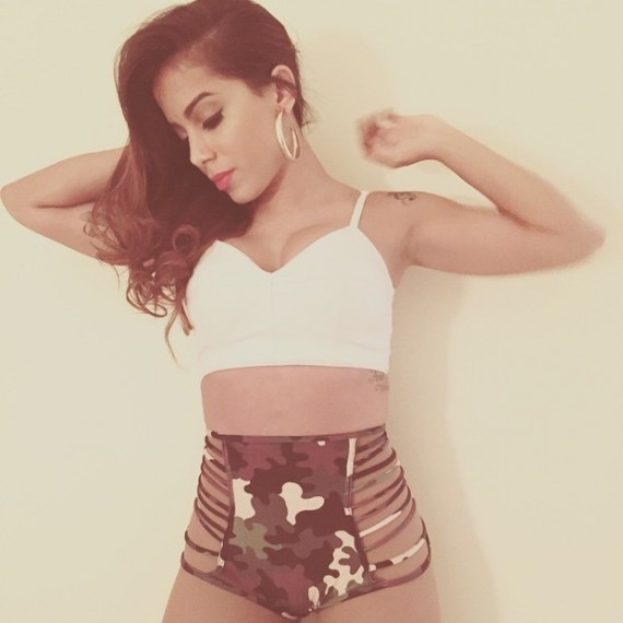 Anitta provoca fãs com modelito ousado.