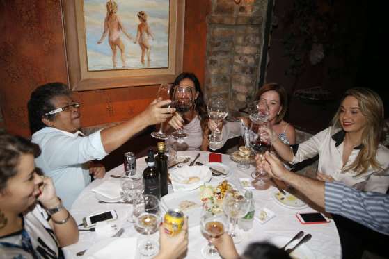 Zilu comemora aniversário com a diretora Marlene Mattos e amigas em restaurante.