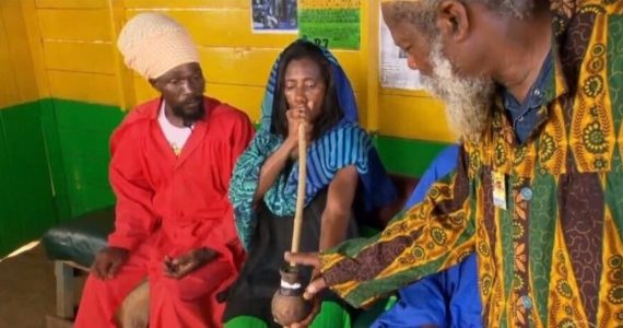 Glória Maria fumando maconha em ritual na Jamaica.