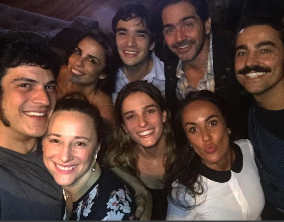 Elenco com suas esposas assistindo a novela. Foto: Reprodução