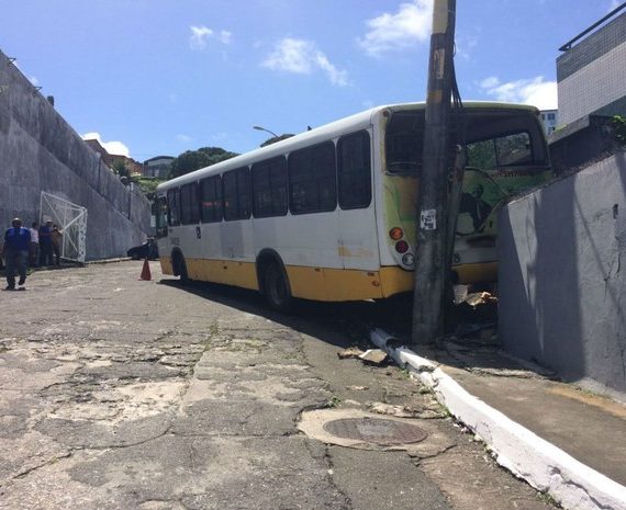 Salvador ônibus desgovernado desce ladeira e bate em poste na Vasco da