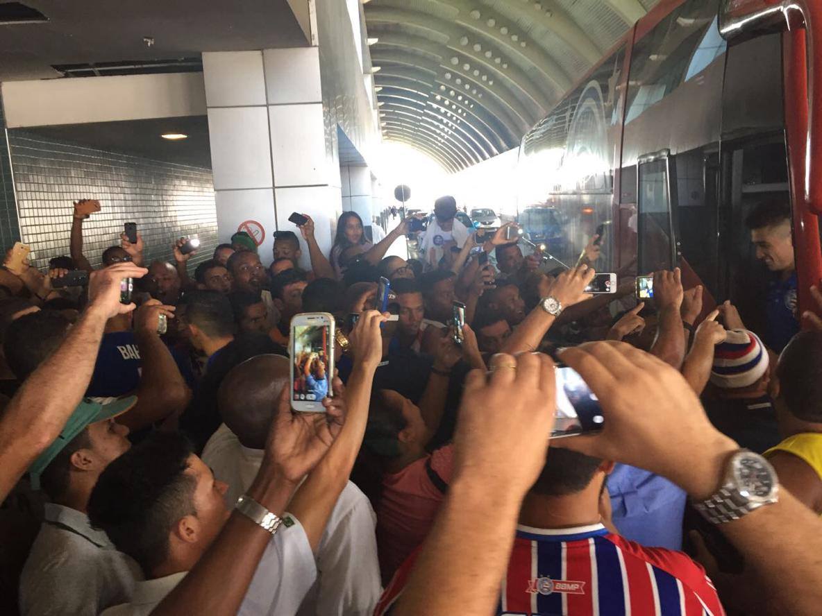 torcida-bahia-aeroporto-ecb-divulgacao