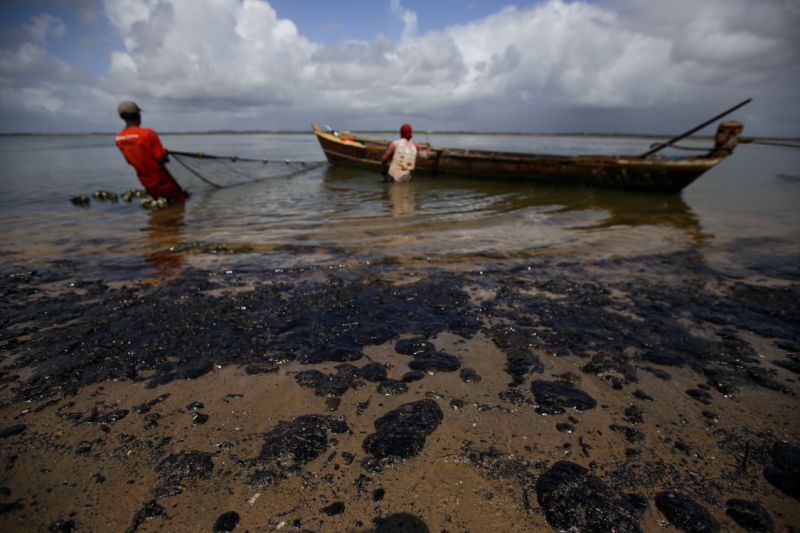 Pescadores e marisqueiras afetados por óleo são cadastrados para