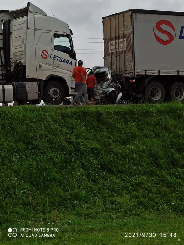 Duas mulheres morrem após carro ser prensado por caminhões