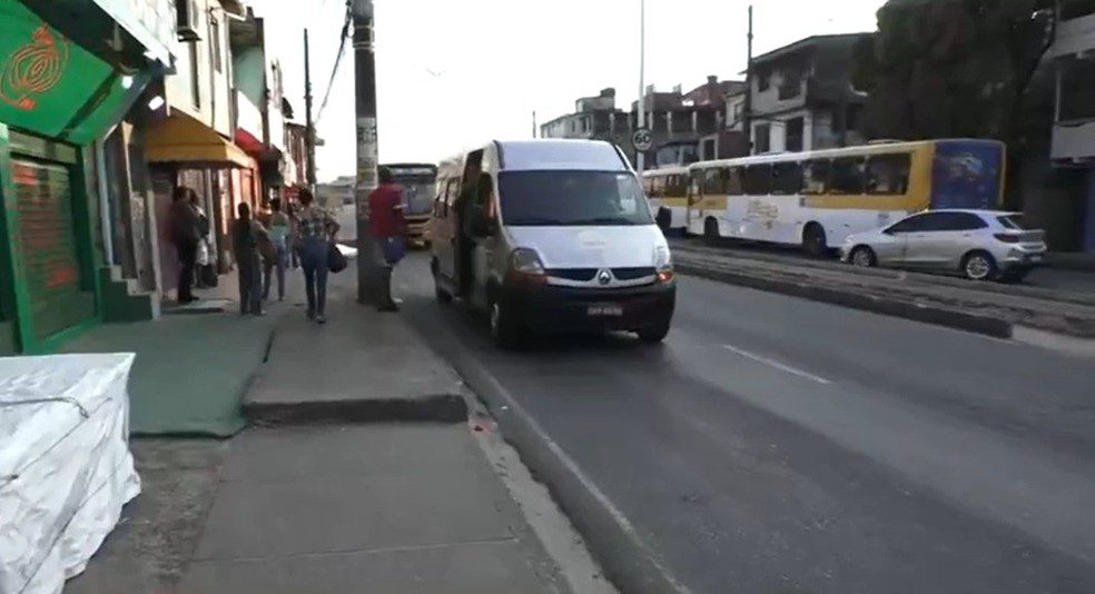 Homens Armados Fazem Arrast O Em Ponto De Nibus De Salvador Bahia No Ar