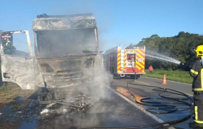 Motociclista morre e caminhão pega fogo após grave acidente em rodovia