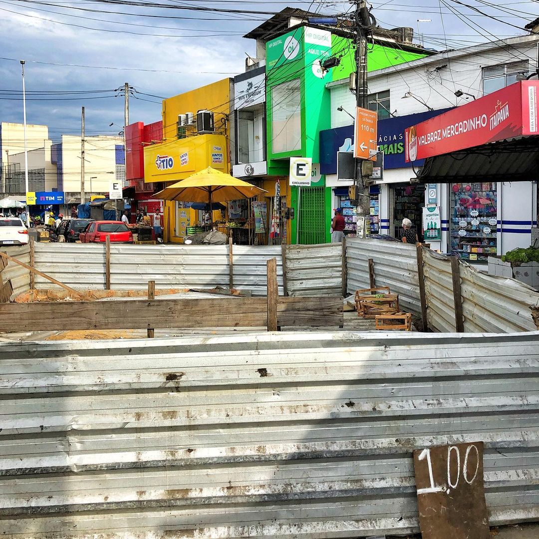 Protesto Moradores Fazem Bolo E Cantam Parab Ns Para Buraco Que