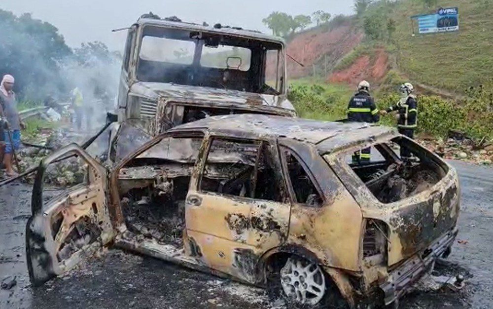 BA Carro e caminhão pegam fogo após batida uma pessoa morreu e 3