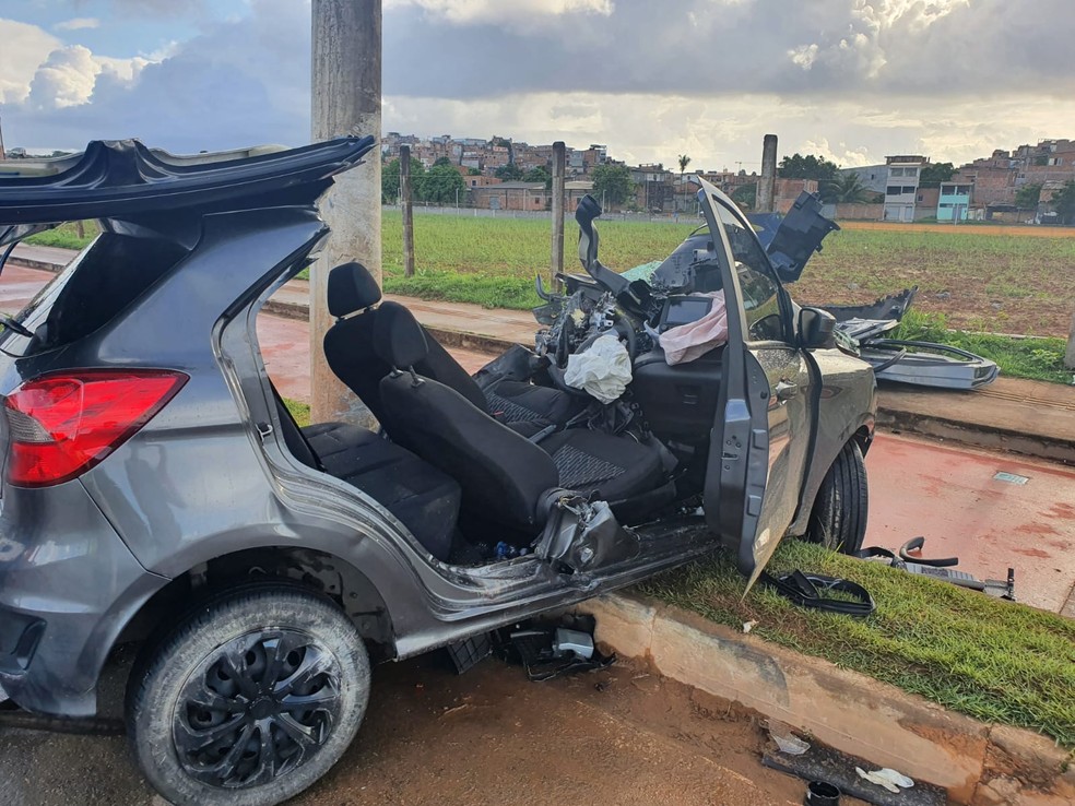 Carro Fica Destru Do E Motorista Ferido Ap S Colidir Poste Em