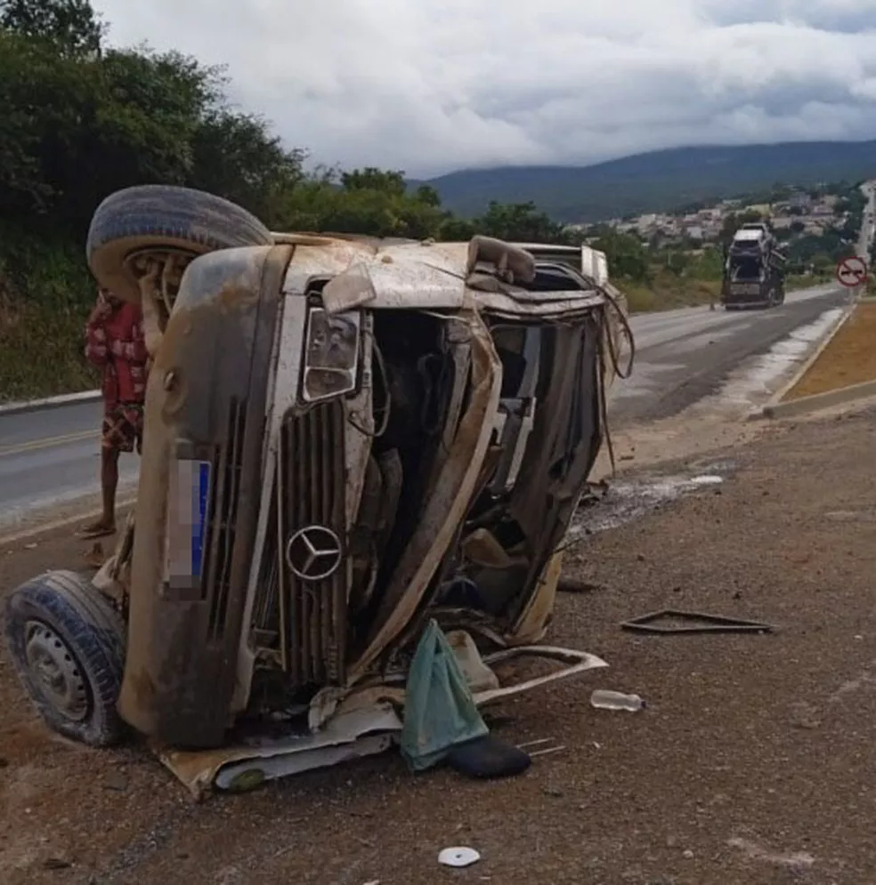 Acidente entre carreta e van deixa vários feridos na Chapada uma