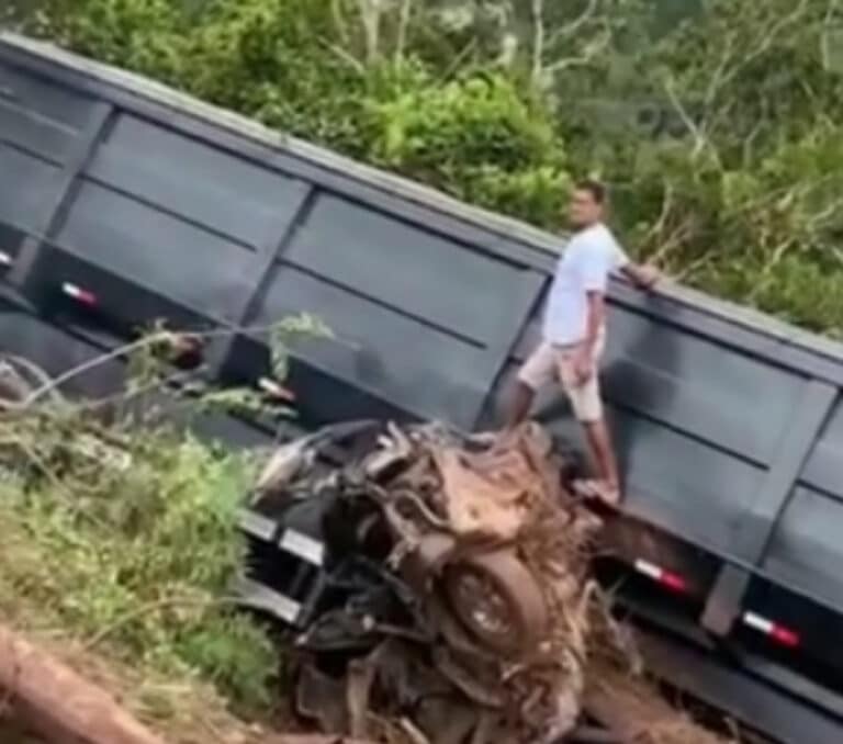 Batida Entre Carro E Carreta Deixa Mortos Na Br Bahia No Ar