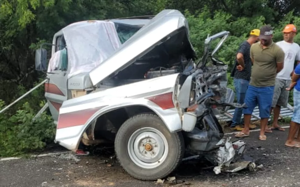 Grave Acidente Entre Carro E Caminhonete Deixa Um Morto E Cinco Feridos