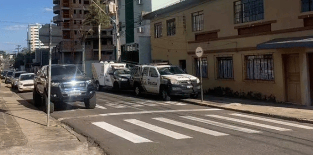 Mãe que surtou e matou os filhos teria deixado os corpos na cama