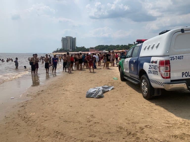 Banhistas Encontram Esqueleto Humano Em Praia