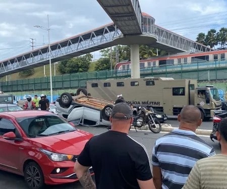 Salvador Carro Capota Na Avenida Paralela