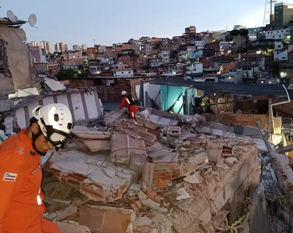 Salvador Pr Dio Desaba E Atinge Casas Vizinhas Na Federa O