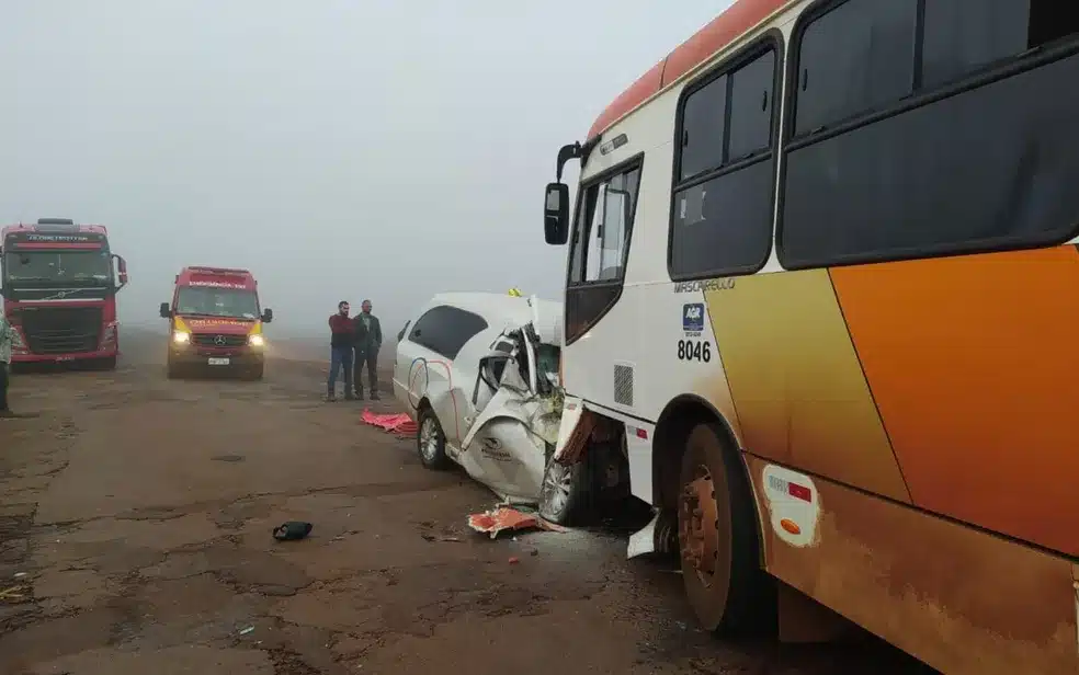 Motorista De Carro Funer Rio Morre Ap S Bater De Frente Nibus