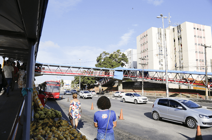 Mulher Enfia A Perna Em Buraco Da Passarela Em Lauro De Freitas