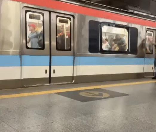 Passageiros do metrô ficam presos na estação Pirajá