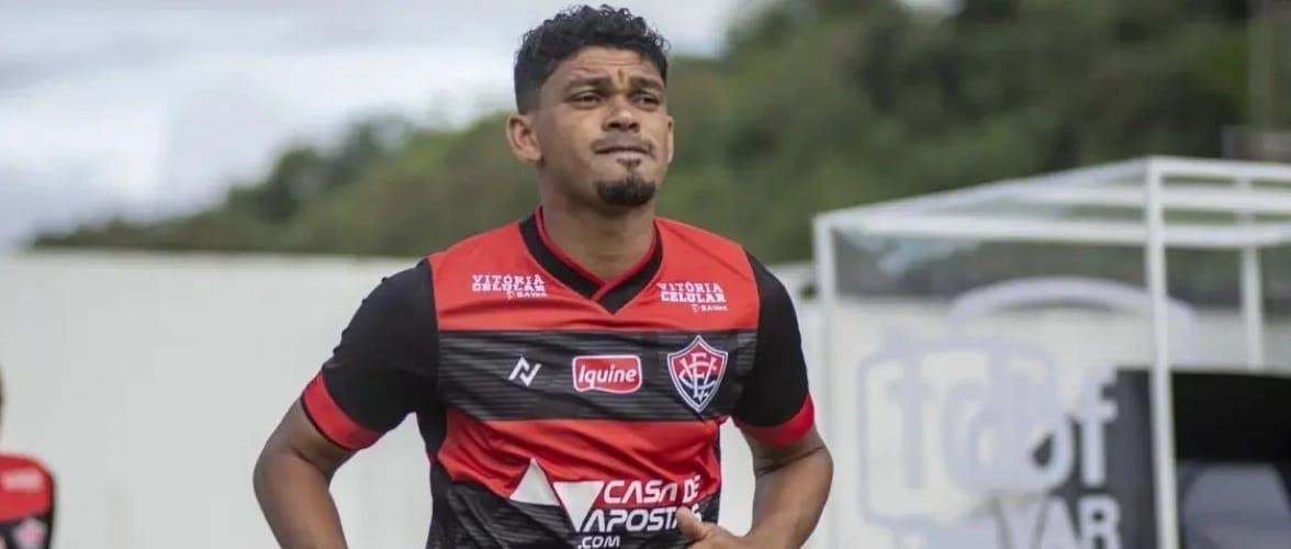 Ex Vitória lateral direito acerta time baiano para 2024