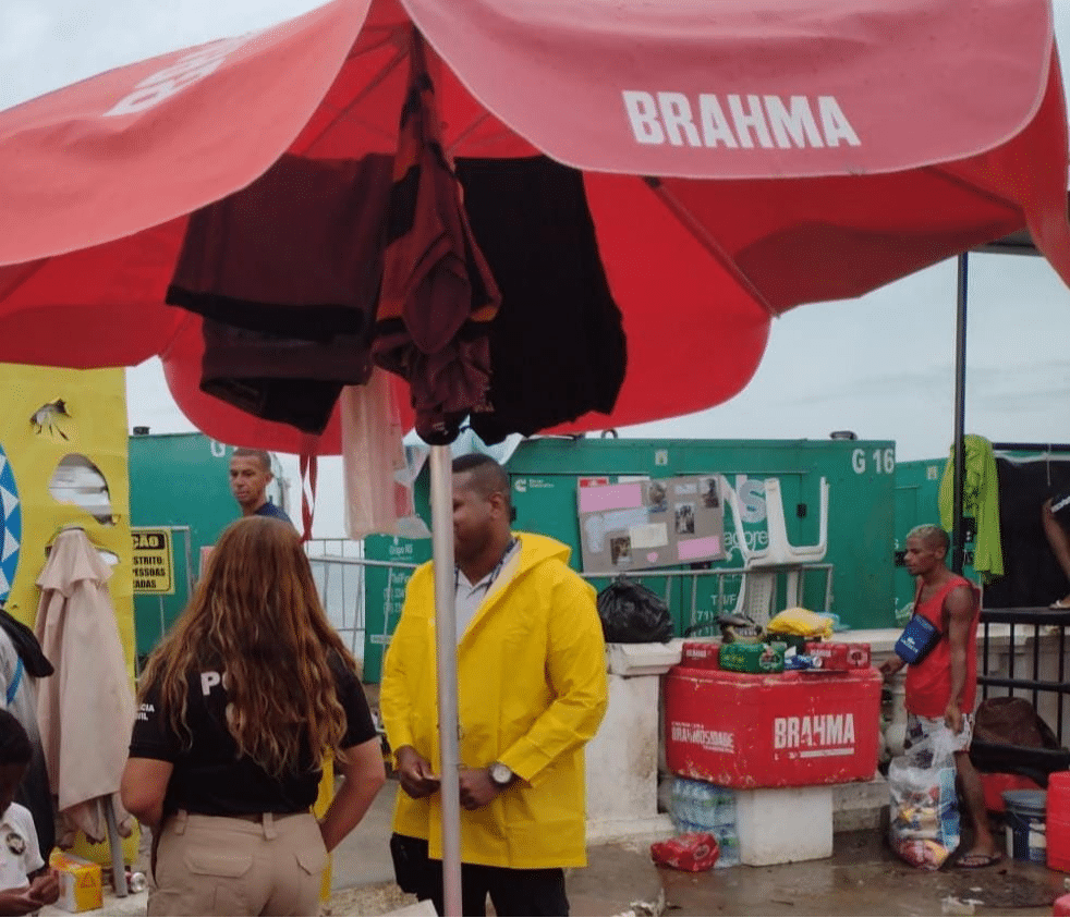 Salvador Crian As S O Flagradas Trabalhando Como Ambulantes