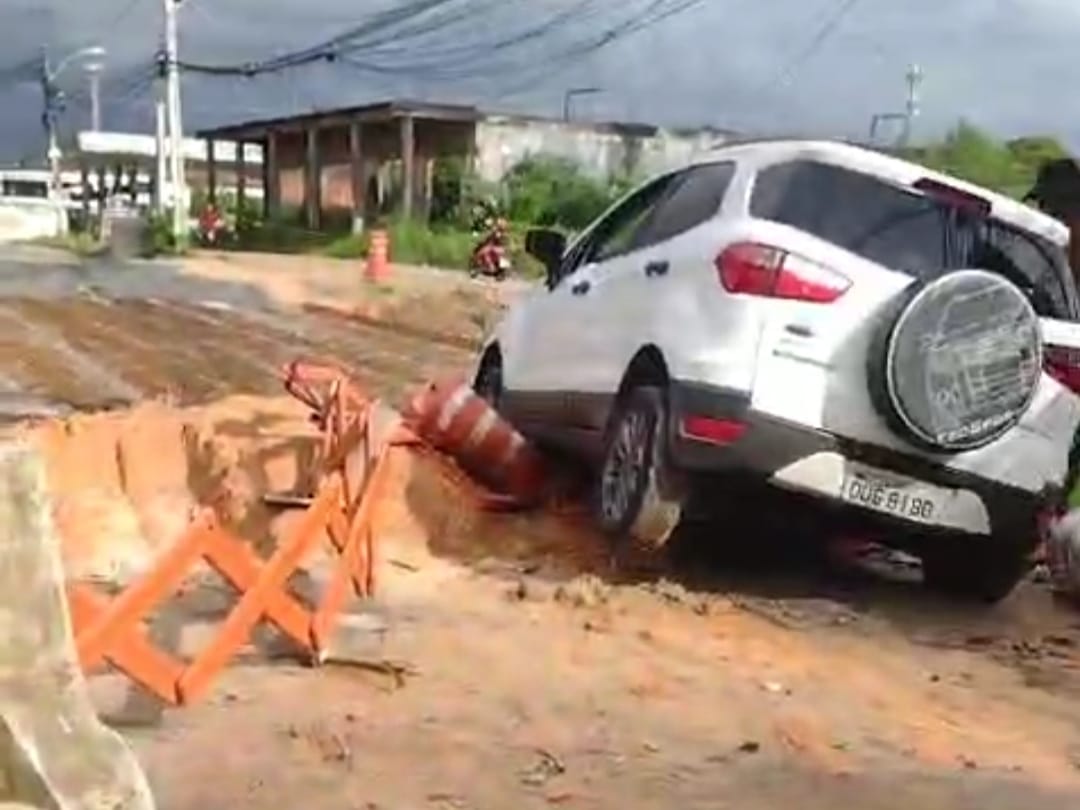 Camaçari Carro tenta atravessar ponte em contrução e fica preso