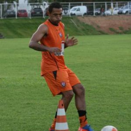 Fábio Santos recupera-se de lesão na coxa e pode pegar o Sport