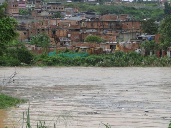 Simões Filho: Rio prejudica casas em comunidade