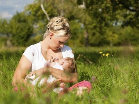 Amamentação diminui chances de morte súbita em bebês