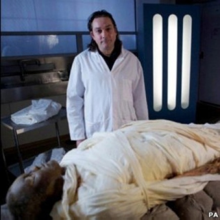 Britânico se torna a primeira pessoa a ser mumificada em 3 mil anos