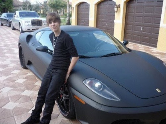 Justin Bieber é parado pela polícia ao dirigir carro inspirado no ‘Batmóvel’