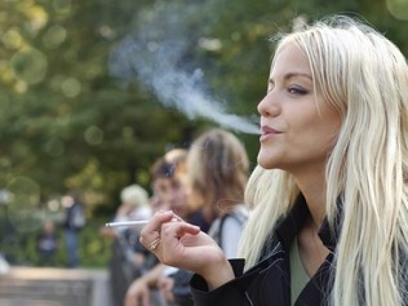 Mulheres que fumam têm ataques cardíacos mais cedo que os homens