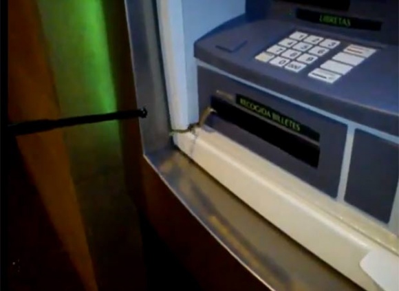Homem acha cobra em caixa eletrônico enquanto sacava dinheiro