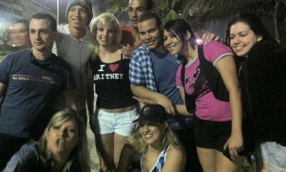 Fãs de Britney Spears posam para foto com sósia da cantora