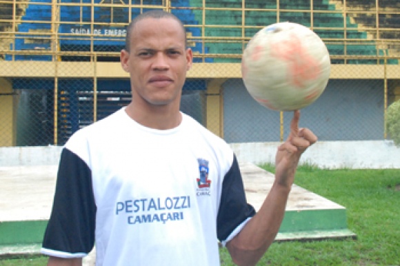 Atleta de Camaçari participa de competição internacional de futebol