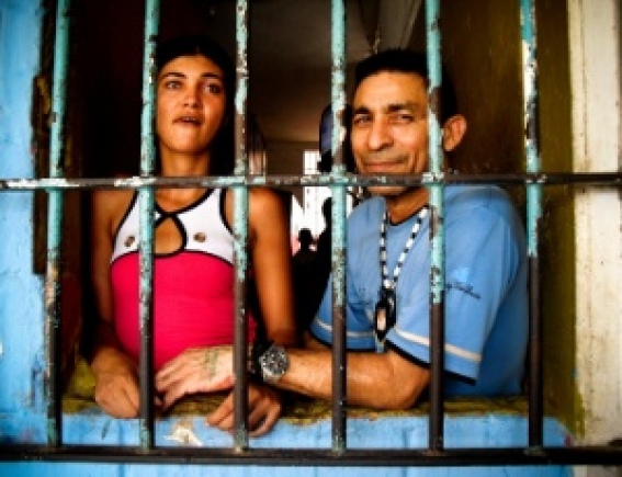 Inspeção policial descobre prostitutas, TVs plasma e galos de briga em prisão