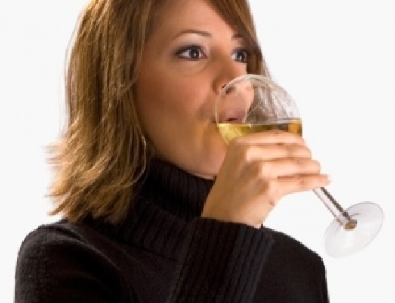 Beber moderadamente aumenta risco de câncer de mama