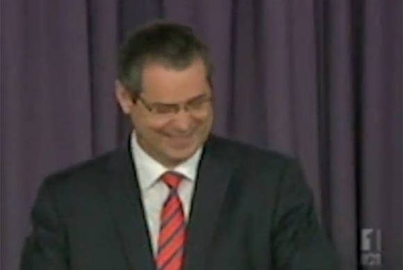 Ministro fala palavrão ao vivo na TV, ri e pede desculpas