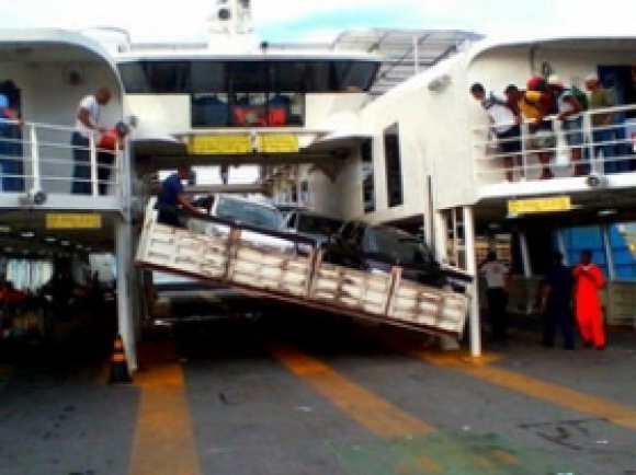 Parte de plataforma de ferry boat trava e provoca acidente