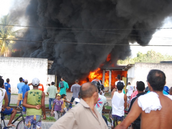 Dias D’ávila: Secretaria de Administração pega fogo