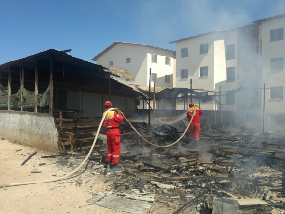 Camaçari: Incêndio atinge canteiro de obras do Programa Minha Casa, Minha Vida