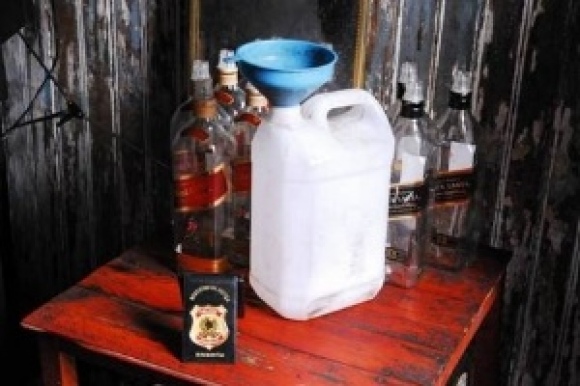 Polícia desmonta destilaria de uísque falsificado suspeito de conter urina