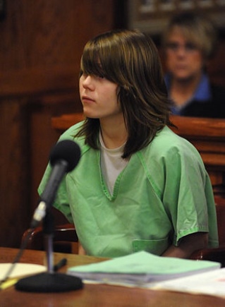 Adolescente é condenada à prisão perpétua por morte de vizinha de 9 anos