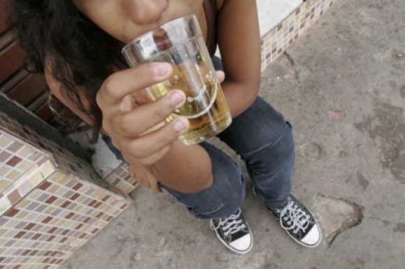 Estabelecimentos desobedecem lei e comercializam bebida alcoólica perto de escolas