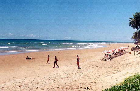 Adolescente quase morre afogada em praia de Jauá