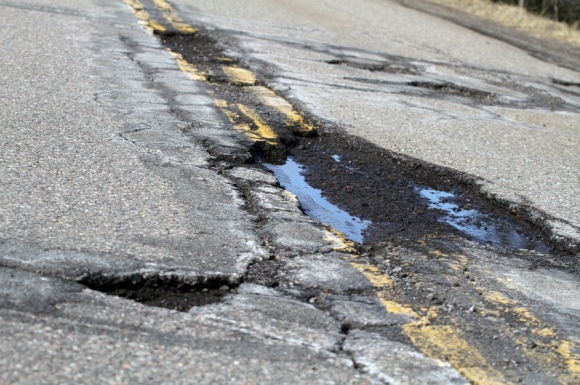 Moradores da orla de Camaçari pedem reparos em rodovia estadual
