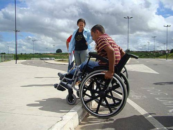 Cadeirantes camaçarienses enfrentam problemas de acessibilidade