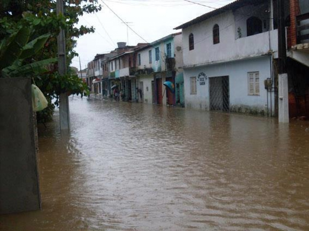 Chuva deixa ruas de Vila de Abrantes alagadas